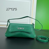 Balenciagα XX系列腋下包 很有設計感的包型 流暢的線條 皮革與金屬