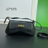 Balenciagα XX系列腋下包 很有設計感的包型 流暢的線條 皮革與金屬