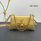 Balenciag     B家重磅推出沙漏鍊條斜挎包，外觀呈現一輪半月狀，上
