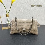 Balenciag     B家重磅推出沙漏鍊條斜挎包，外觀呈現一輪半月狀，上