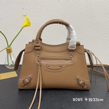 改良升級大號Balenciaga寶藏系列秋冬機車包 新寵登場啦！全新的梯形設計