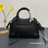改良升級大號Balenciaga寶藏系列秋冬機車包 新寵登場啦！全新的梯形設計