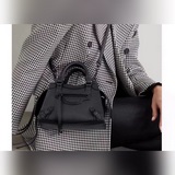 改良升級小號Balenciaga王炸系列機車包 秋冬新寵登場啦！全新的梯形設計的