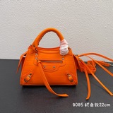 小號Balenciaga王炸系列機車包 秋冬新寵登場啦！全新的梯形設計的手袋，鳄