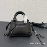 小號Balenciaga王炸系列機車包 秋冬新寵登場啦！全新的梯形設計的手袋，鳄