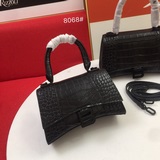 鳄魚紋 迷你，Balenciagα全新推出了帥爆的Hourglass沙漏兩用腰包