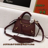 Balenciaga王炸系列機車包 秋冬新寵登場啦！全新的梯形設計的手袋，鳄魚紋
