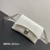 本季重磅Hourglass沙漏包， 獨特的标志性弧線形狀造型極具辨識度，一眼就讓