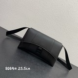 本季重磅Hourglass沙漏包， 獨特的标志性弧線形狀造型極具辨識度，一眼就讓