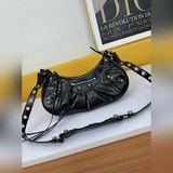 Balenciag Le Cagole半月牙腋下包斜挎包緻敬經典機車包系列重磅
