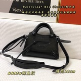 Balenciag* Neo Classic機車包【鳄魚紋小號】梯形設計的手袋