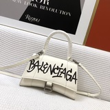 Balenciagα全新推出設計師塗鴉系列，帥爆的Hourglass沙漏包，獨特