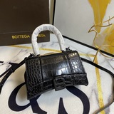 Balenciagα全新推出了帥爆的Hourglass沙漏包，獨特的标志性弧線形