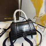 Balenciagα全新推出了帥爆的Hourglass沙漏包，獨特的标志性弧線形