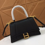 Balenciagα全新推出了帥爆的Hourglass沙漏包，獨特的标志性弧線形