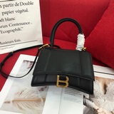 迷你，Balenciagα全新推出了帥爆的Hourglass沙漏兩用腰包、獨特的