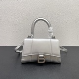 平紋Balenciagα全新推出了帥爆的Hourglass沙漏兩用腰包、獨特的标