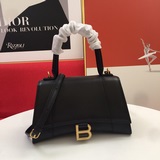平紋Balenciagα全新推出了帥爆的Hourglass沙漏兩用腰包、獨特的标