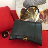大號 Balenciagα全新推出了帥爆的Hourglass沙漏包，獨特的标志性