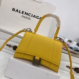 小號 Balenciagα全新推出了帥爆的Hourglass沙漏包，獨特的标志性