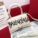 Balenciagα全新推出設計師塗鴉系列，帥爆的Hourglass沙漏包，獨特