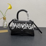 印花 Balenciagα全新推出設計師塗鴉系列，帥爆的Hourglass沙漏包