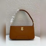 牛皮Burberry巴寶莉秋冬王炸腋下包 質感炸裂小牛皮與K金的靈魂碰撞氣