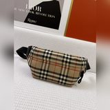 B家包借鑒九十年代街頭風格，選用 Vintage 複古格紋接合棉打造，裝飾提花精