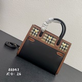 B家新款精巧的「Title - 泰爾勒手袋」，精選光滑雙色皮革與 Vintage