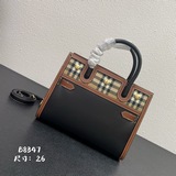 B家新款精巧的「Title - 泰爾勒手袋」，精選光滑雙色皮革與 Vintage