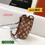 Celine  新品 mini 凱旋标志印花抽繩桶包，刺繡工藝，襯裡 ： 織物，