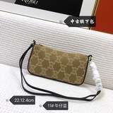 Celine 牛仔腋下包 牛仔料配啡色牛皮 簡約範  輕便又好裝  尺寸：22*