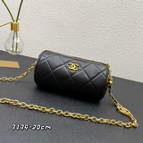 香奈兒新款logo枕頭包～，單肩斜挎都毫無問題[奸笑]，它不是一款一眼就能讓你們