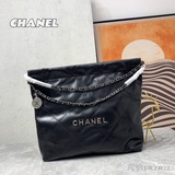 中號chanel新款 22購物袋延續經典菱格绗縫和皮革穿鍊肩帶設計，外觀簡潔
