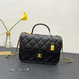 中號  大號 牛皮魚子醬材質，感覺更能展現更高氣質高品位.經典典雅的包身款式.适
