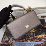 【Dolce & Gabbana 杜嘉班納】進口牛皮簡單時尚為主，同時打造時尚