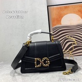 Dolce & Gabbana 杜嘉班納 獨特之處，彰顯在紅色卷軸上構成“Amo