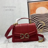Dolce & Gabbana 杜嘉班納 獨特之處，彰顯在紅色卷軸上構成“Amo