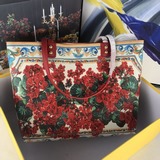 Dolce & Gabbana 杜嘉班納！全身印花映襯馬略爾卡底色，可為任何裝扮