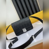 法國品G家！新款CUT OUT系列很8錯 吉良吉吉小方包camera bag 法