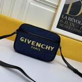 GIVENCHY BOND 紀梵希米色帆布相機包 方便輕巧不累贅。可調節肩帶 拉