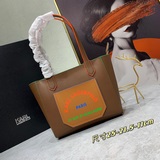 配盒子 KARL度精品 小號購物袋，年輕又大衆化，容量也可以裝好多東西