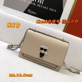 KARL度精品力作定型挎包，最重要是年輕又大衆化，容量也可以裝好多東西