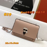 KARL度精品力作定型挎包，最重要是年輕又大衆化，容量也可以裝好多東西