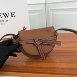 LOEWE爆款迷你Gate手袋， 尺寸15*12.5*8cm，可放0us ,包身