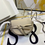 【原單品質】Loewe爆款Gate馬鞍包，蝴蝶結不僅是裝飾，也是包蓋的唯一插口。