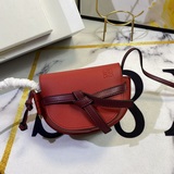 【原單品質】Loewe爆款Gate馬鞍包，蝴蝶結不僅是裝飾，也是包蓋的唯一插口。