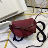 【原單品質】Loewe爆款Gate馬鞍包，蝴蝶結不僅是裝飾，也是包蓋的唯一插口。