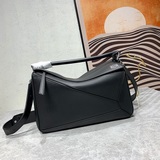 Loe*we爆款0uzzle Bag（大號29CM）出貨幾何包中號以小牛皮鑲嵌工
