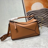 Loe*we爆款0uzzle Bag（大號29CM）出貨幾何包中號以小牛皮鑲嵌工